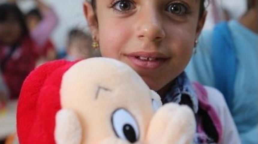 M&uuml;lteci &Ccedil;ocukları Oyuncaklarla G&uuml;ld&uuml;