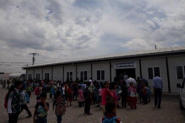 Mülteci Çocukları Oyuncaklarla Güldü 1