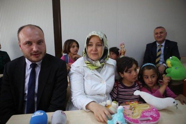 Mülteci Çocukları Oyuncaklarla Güldü 3
