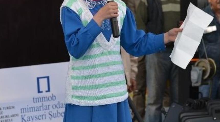 Mimarsinan İsimli Şiiri Okuyan &Ccedil;iğdem Nurbaş Tablet Bilgisayar İle &Ouml;d&uuml;llendirildi