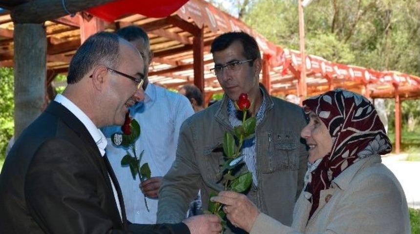 B&uuml;nyan Belediye Başkanı Şinasi G&uuml;lc&uuml;oğlu, Annelere Plaket Verdi