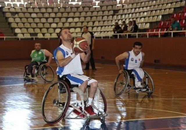 Fatma Şahin’den Engelli Basketbolculara Destek