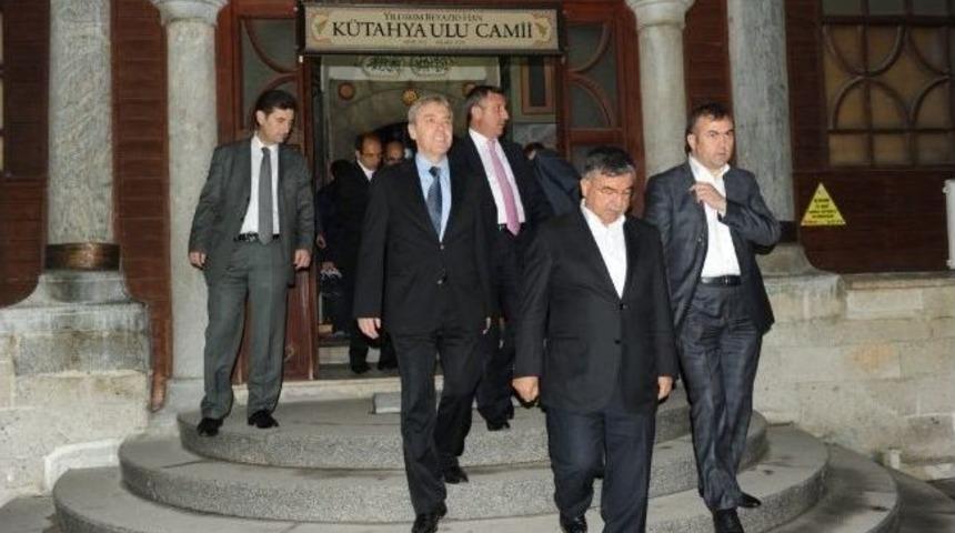 Bakan İsmet Yılmaz, Ulu Ve D&ouml;nenler Camilerini Ziyaret Etti