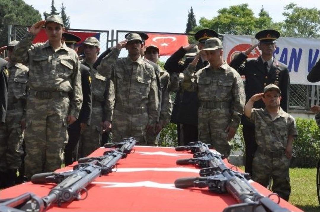 Bir G&uuml;nl&uuml;ğ&uuml;ne Asker Oldular