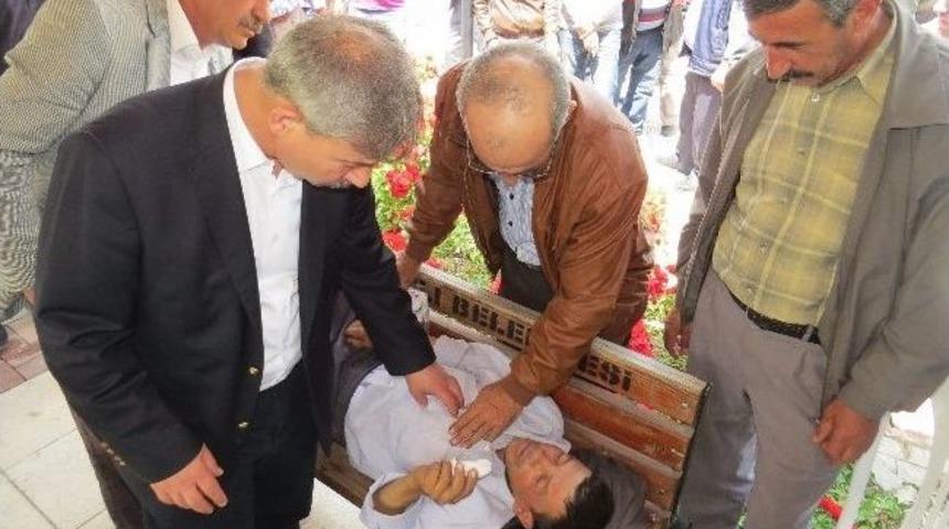 Hayır Yemeğinde Fenalaşan Vatandaşa Belediye Başkanı M&uuml;dahale Etti