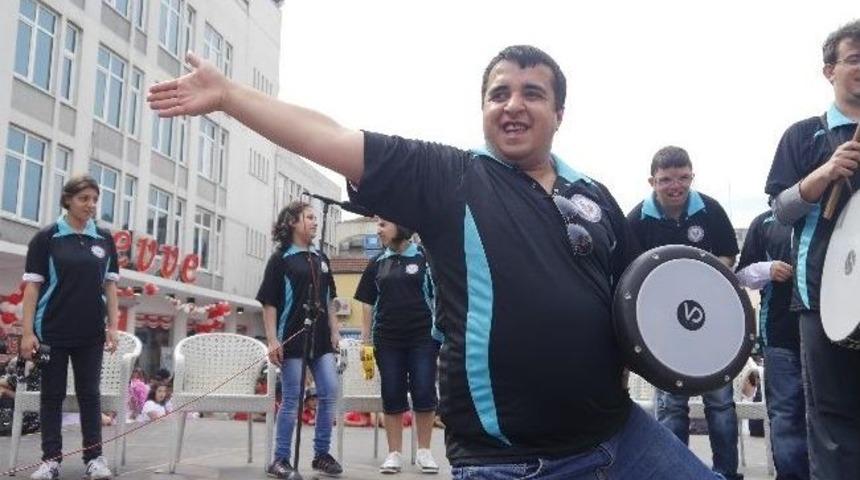 Engelli &Ouml;ğrenciler G&ouml;sterileriyle B&uuml;y&uuml;ledi
