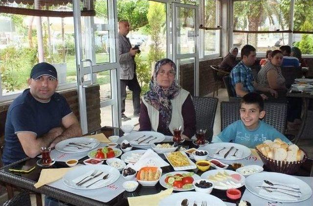 Köşk’te Kaymakam Ve Beleidye Başkanı Şehit Aileleri Ve Gazilerle Birlikte Kahvaltı Yaptı