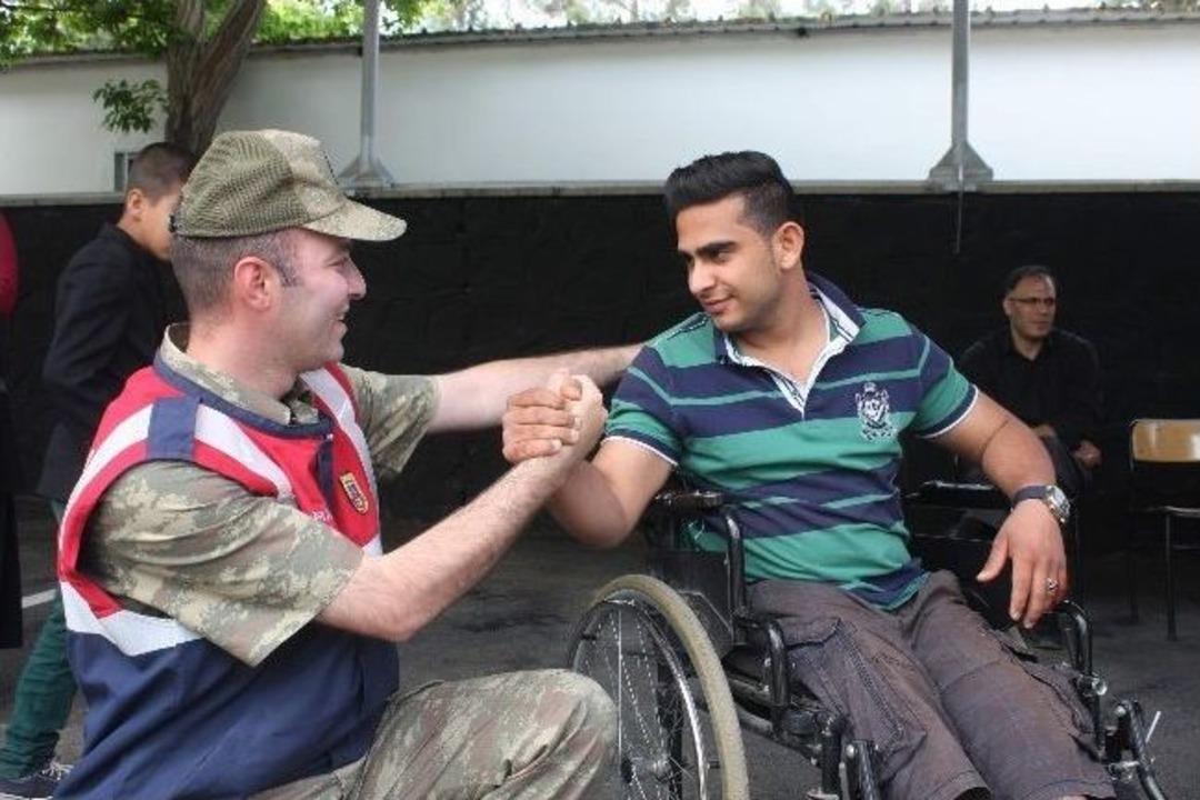 Bir G&uuml;nl&uuml;ğ&uuml;ne Asker Oldular