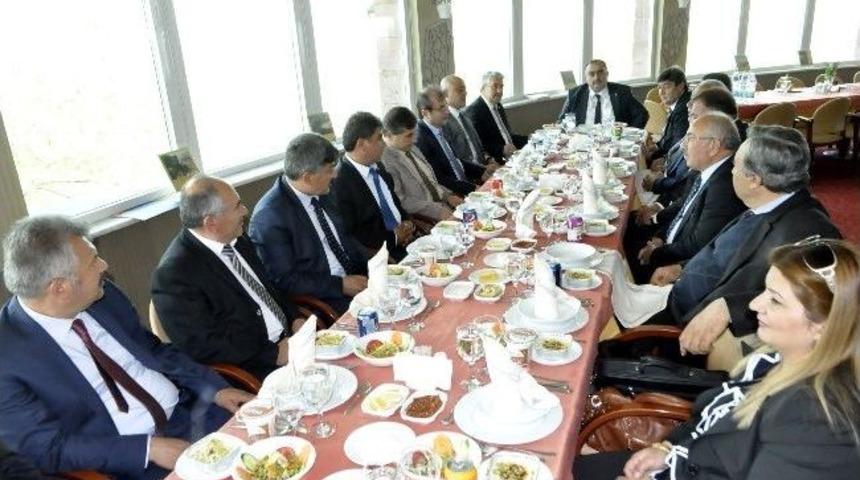 İl Başkanı Mete Eke Mhp&rsquo;li B&uuml;y&uuml;kşehir Belediye Meclis &Uuml;yeleri İle Bir Araya Geldi