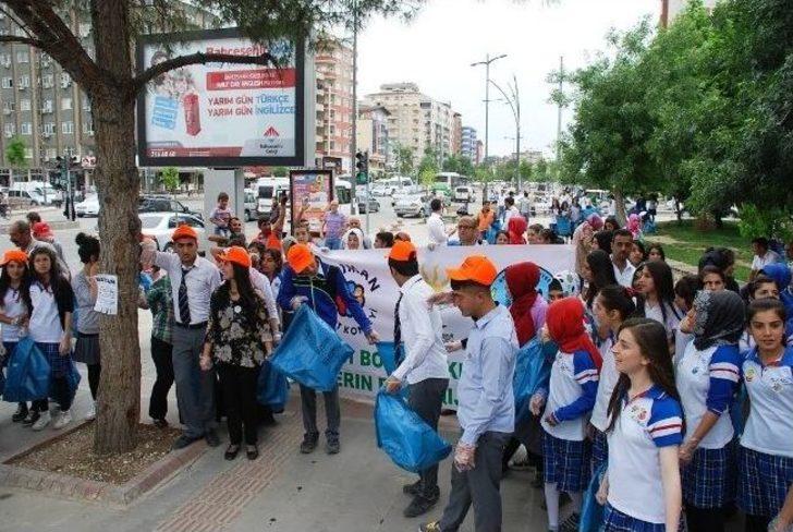 Belediye Eşbaşkanları Sokaklarda Çöp Topladı G2