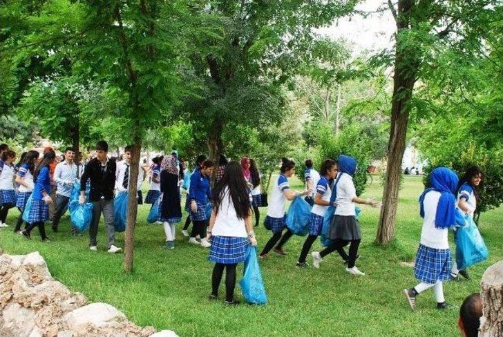 Belediye Eşbaşkanları Sokaklarda Çöp Topladı G3