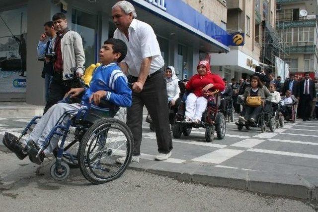 Gözlerini Bantla Bağlayarak Yürüdüler