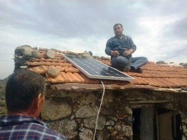 Dağdaki Çobana Eşek Yüküyle Güneş Enerjisi!