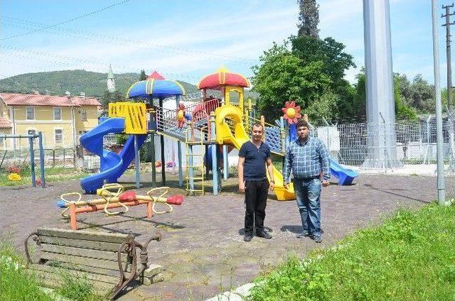 Çocuk Parkına Yapılan Baz İstasyonu Tepki Çekti