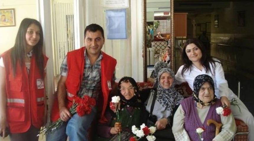 Kızılay &lsquo;dan Huzurevi&rsquo;ne Anneler G&uuml;n&uuml; Ziyareti