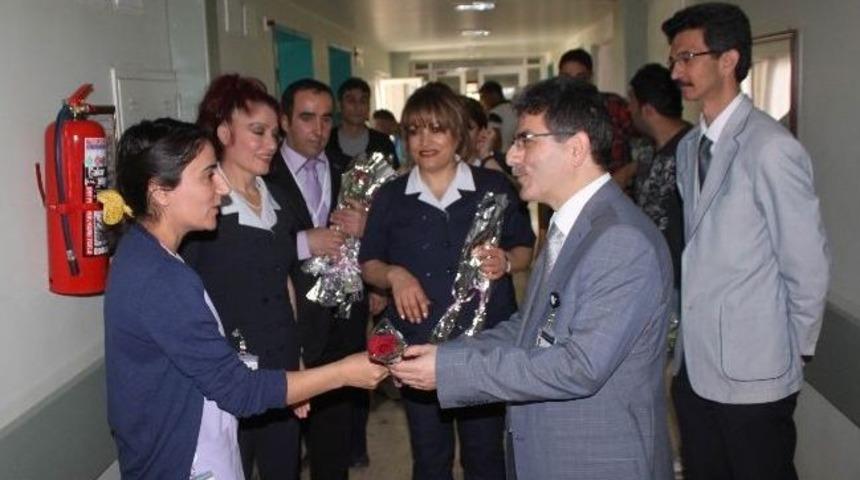 Fırat &Uuml;niversitesi'nde Hemşirelere G&uuml;l Dağıtıldı