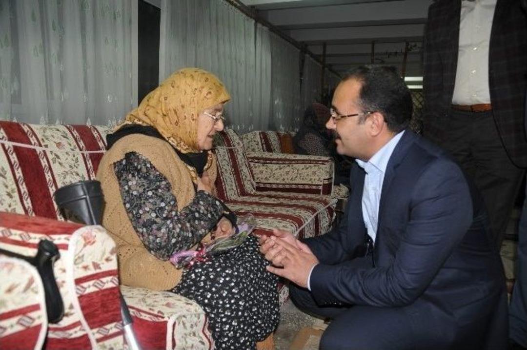 Başkan Cahan'da Anneler G&uuml;n&uuml;&rsquo;ne Anlamlı Davranış