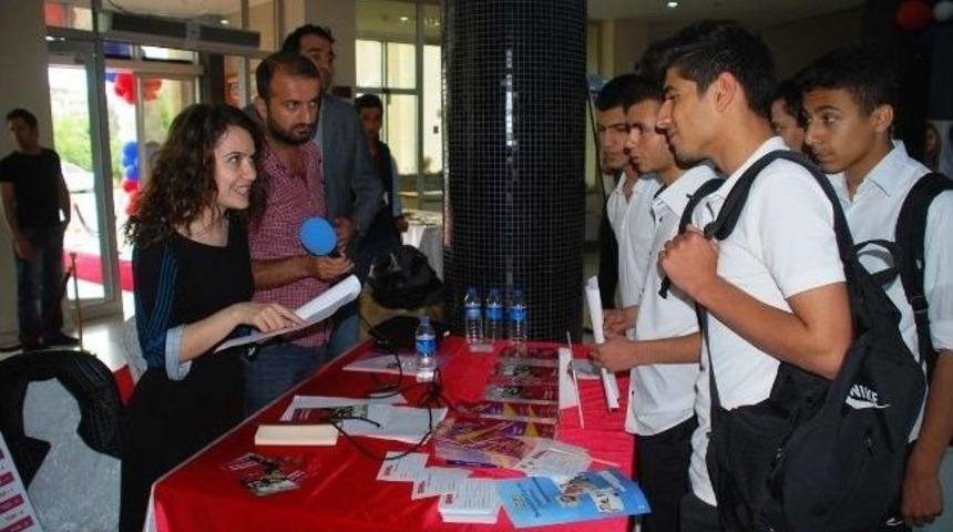 Nişantaşı &Uuml;niversitesi Tanıtım Standı &Ouml;ğrencilerin Yoğun İlgisini &Ccedil;ekti