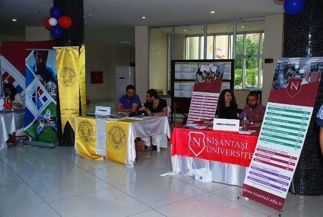 Nişantaşı Üniversitesi Tanıtım Standı Öğrencilerin Yoğun İlgisini Çekti