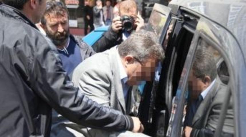 Amca Oğlunu 5 Yerinden Bı&ccedil;akladı