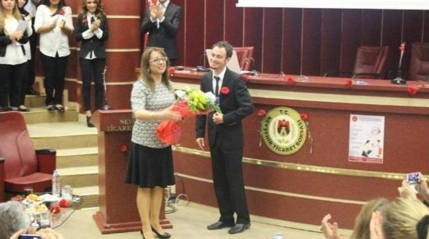 &Uuml;niversite &Ouml;ğrencileri Rekt&ouml;r Kılı&ccedil;&rsquo;ı &lsquo;yılın Annesi&rsquo; Se&ccedil;ti