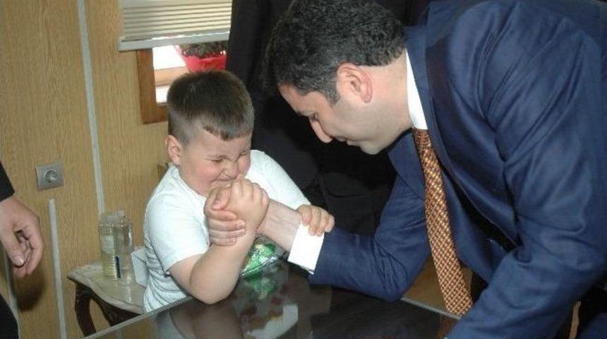Başkan Eroğlu, Minik Mert'le Bilek G&uuml;reşi Yaptı