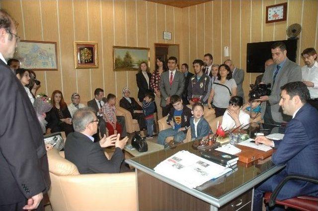 Başkan Eroğlu, Minik Mert'le Bilek Güreşi Yaptı