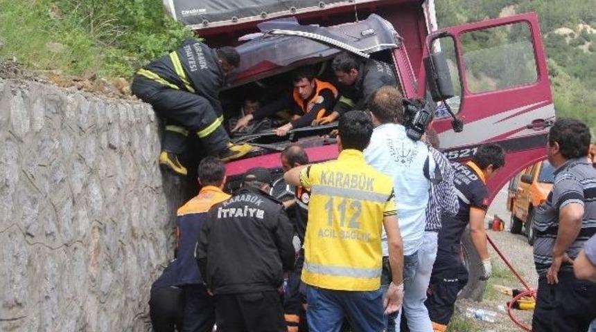 Karab&uuml;k&rsquo;te Trafik Kazası : 2 Yaralı