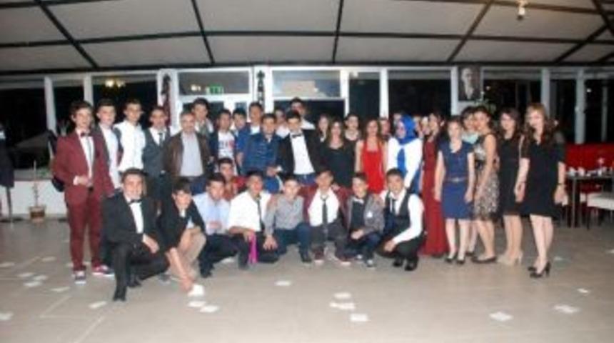 G&uuml;r&uuml;n&rsquo;de &Ouml;ğrenciler Mezuniyet Balosu D&uuml;zenledi