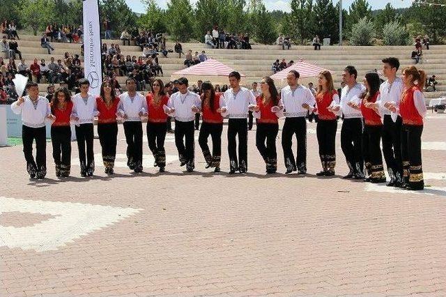 Cumhuriyet Üniversitesi’nde Gençlik Şölenleri Başladı