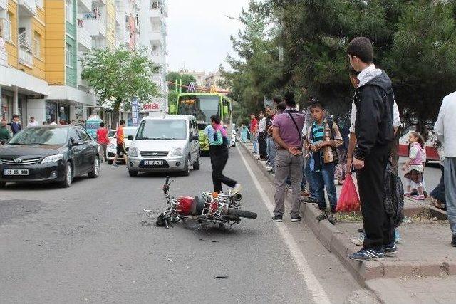 Ehliyetsiz Sürücü, Yaşlı Kadını Hastanelik Etti