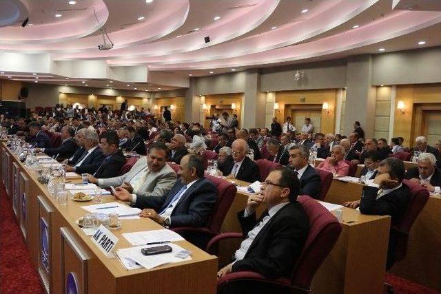 Konyaaltı Sahili Devri Büyükşehir’e Verilmedi