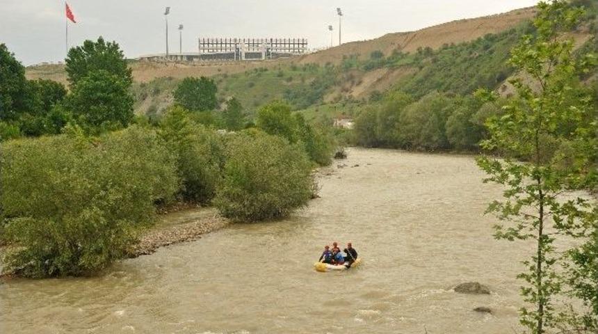 Ara&ccedil; &Ccedil;ayı&rsquo;nda Rafting Heyecanı