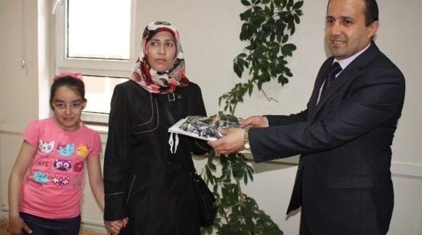 En &Ccedil;ok Kitap Okuyan &Ouml;ğrenci Ve Annesi &Ouml;d&uuml;llendirildi