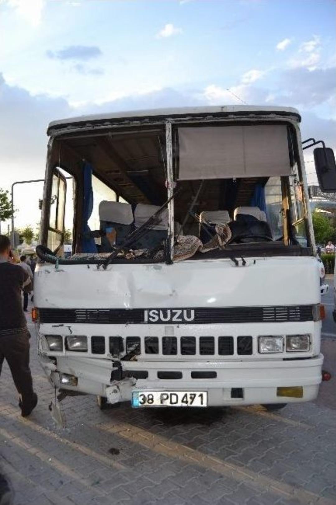 Kayseri&rsquo;de Zincirleme Trafik Kazası: 14 Yaralı