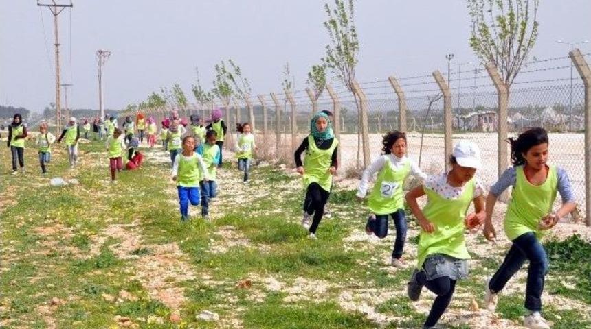 Suriyeli Kızlar Bahar Koşusunda Bir Biriyle Yarıştı