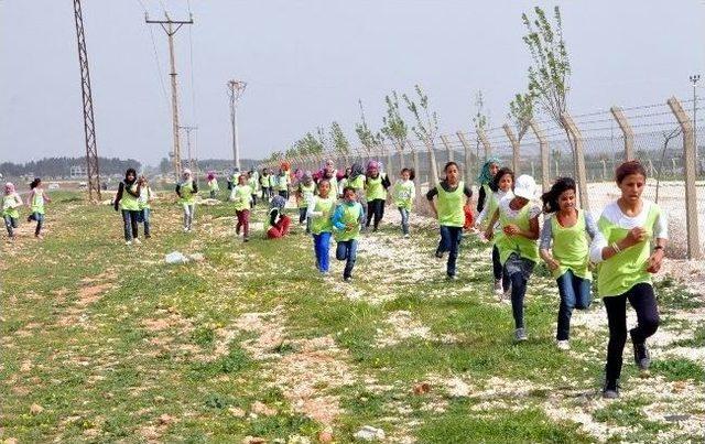 Suriyeli Kızlar Bahar Koşusunda Bir Biriyle Yarıştı 3
