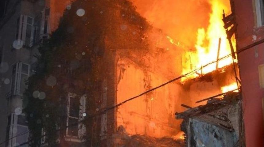 Beyoğlu&rsquo;nda Korkutan Yangın