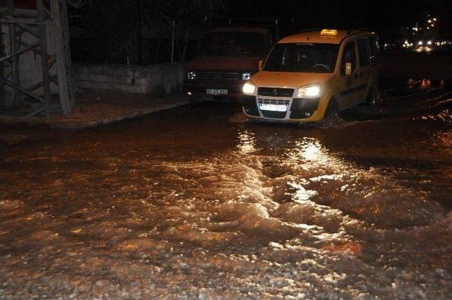 Antalya’da Su Borusu Patladı