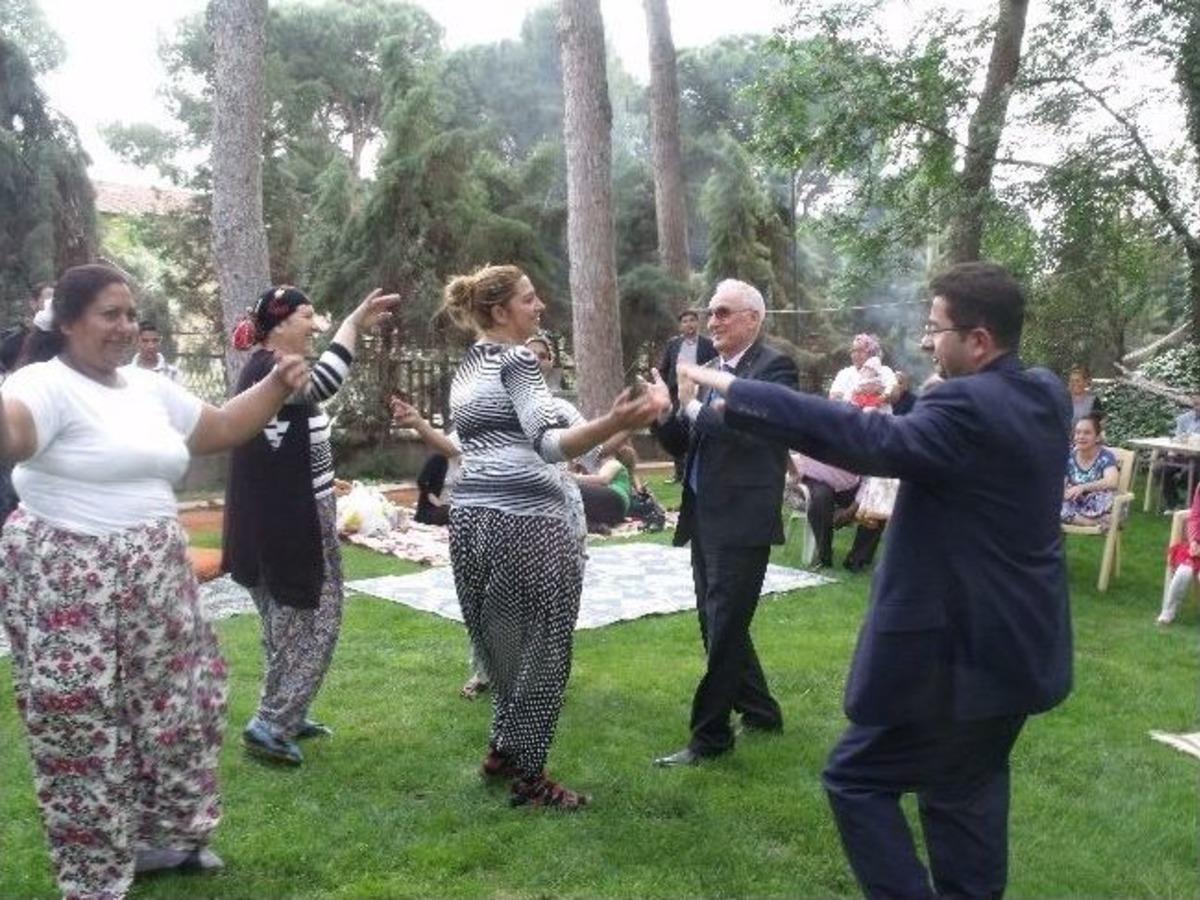 Eski Vekil Romanlarla Karşılıklı G&ouml;bek Attı