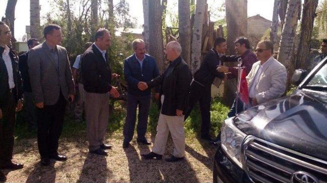 Vali &Ouml;zt&uuml;rk&rsquo;ten Yol&ccedil;atı K&ouml;y&uuml;ne Ziyaret