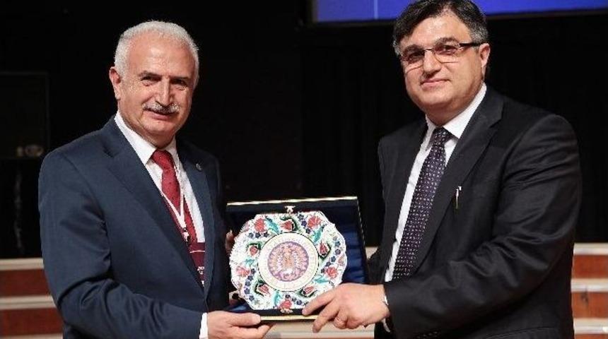 Y&ouml;k Başkanı &Ccedil;etinsaya, &ldquo;&ldquo;t&uuml;rkiye Y&uuml;ksek&ouml;ğretimi İ&ccedil;in Bir Yol Haritası&rdquo; Raporunu A&ccedil;ıkladı