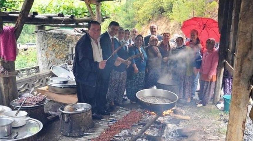 Başkan T&uuml;re Mahalle Ziyaretlerini S&uuml;rd&uuml;r&uuml;yor