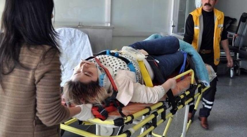 Memurları Taşıyan Servis Tarlaya U&ccedil;tu: 17 Yaralı