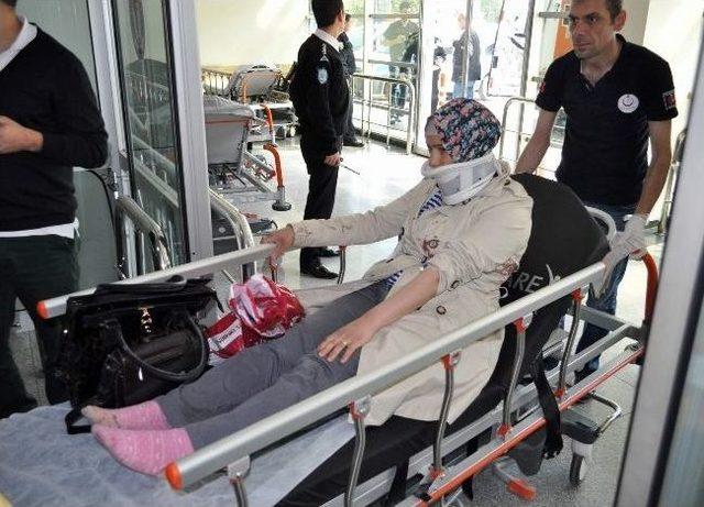 Memurları Taşıyan Servis Tarlaya U&ccedil;tu: 17 Yaralı 1