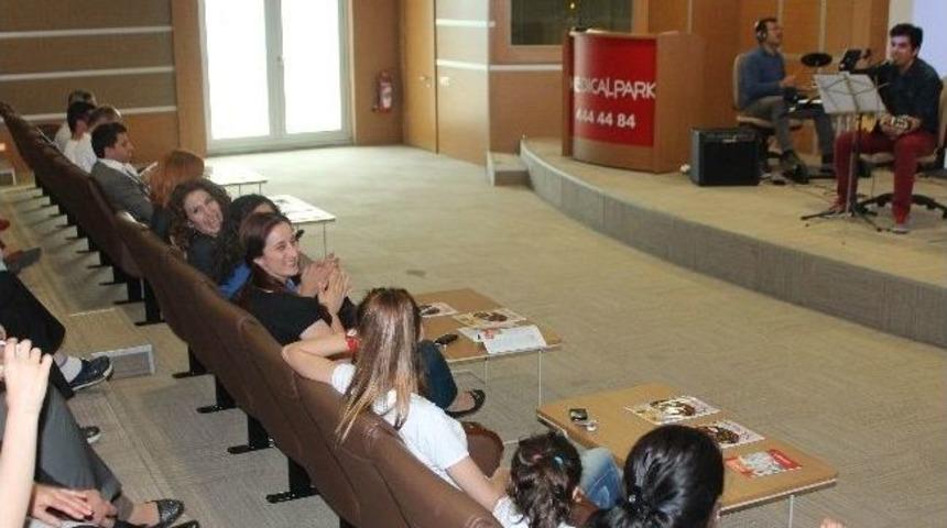 Doktorlar, Hemşirelere Konser Verdi