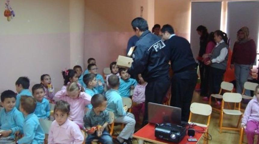 Polisler, Anaokulu &Ouml;ğrencilerine Eğlendirerek Eğitim Verdi