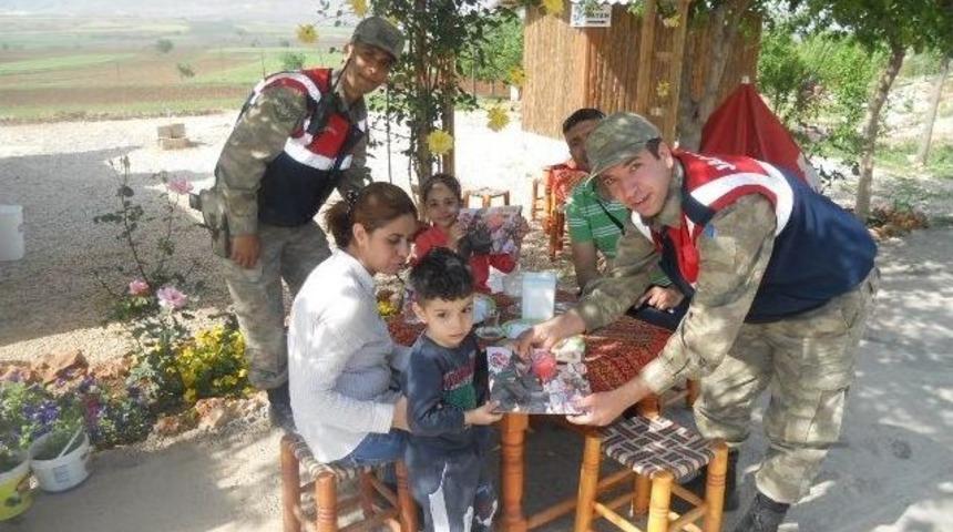 Yol Kontrollerinde Mehmet&ccedil;ik &Ccedil;ocukları Sevindirdi