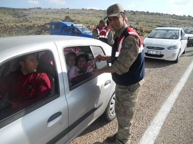 Yol Kontrollerinde Mehmetçik Çocukları Sevindirdi