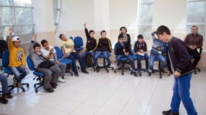 K&uuml;&ccedil;&uuml;k&ccedil;ekmece&rsquo;de Drama Tekniğiyle İngilizce Eğitimi